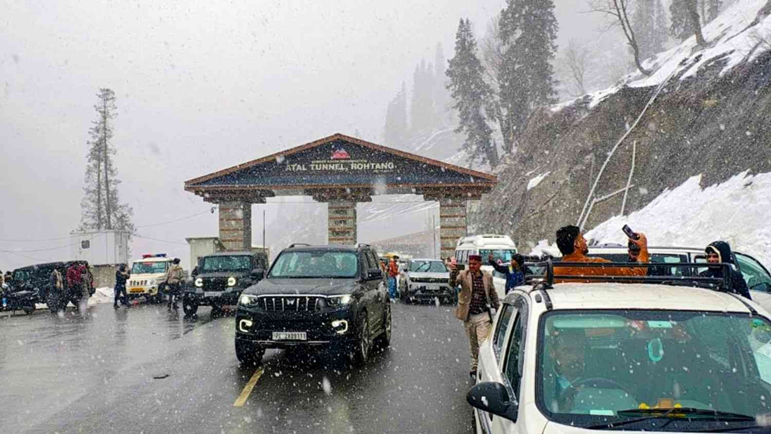 Snowfall in Kullu