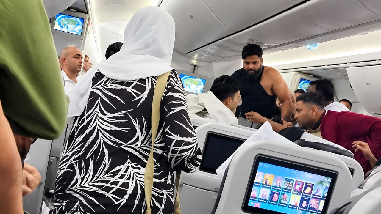 Passengers Fight, Viral Video, Bangladesh