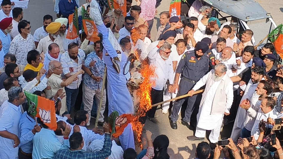अनिल विज ने फूंका मल्लिकार्जुन खड़गे का पुतला