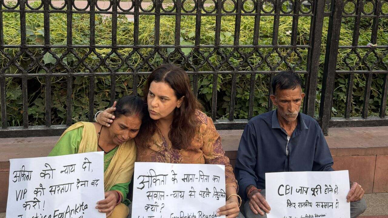 अंकिता भंडारी के परिजन इंडिया गेट पर धरने पर बैठे हैं।
