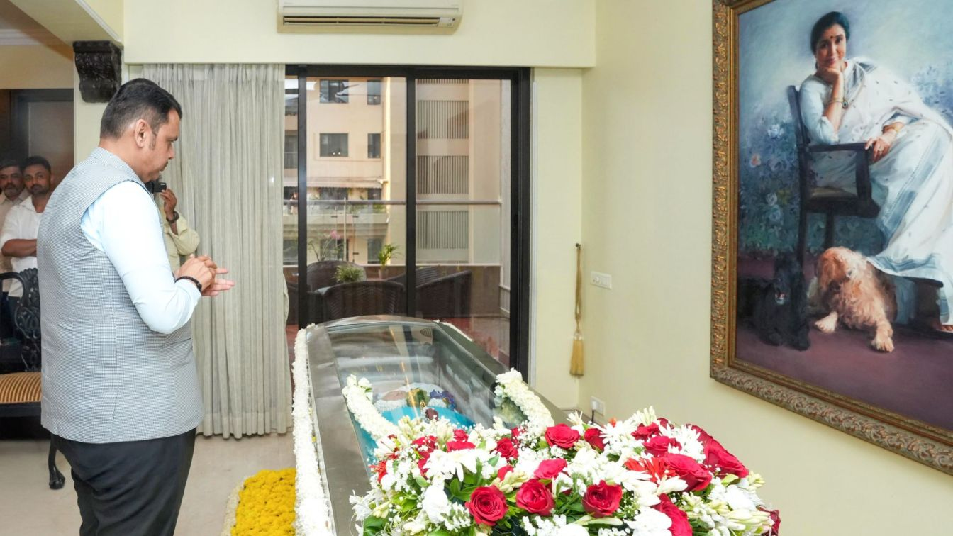 Devendra Fadnavis paid his last respects to Asha Bhosle