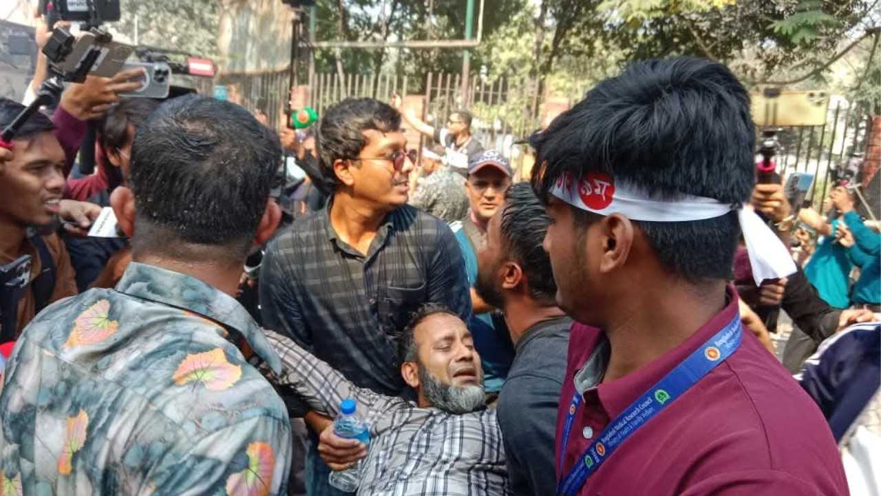 Government employees marching on yonus house 