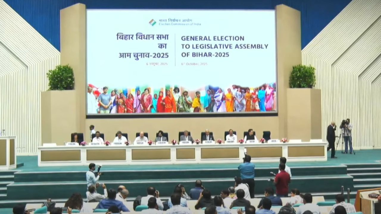 तारीख की घोषणा करते हुए चुनाव आयुक्त । Photo Credit: PTI