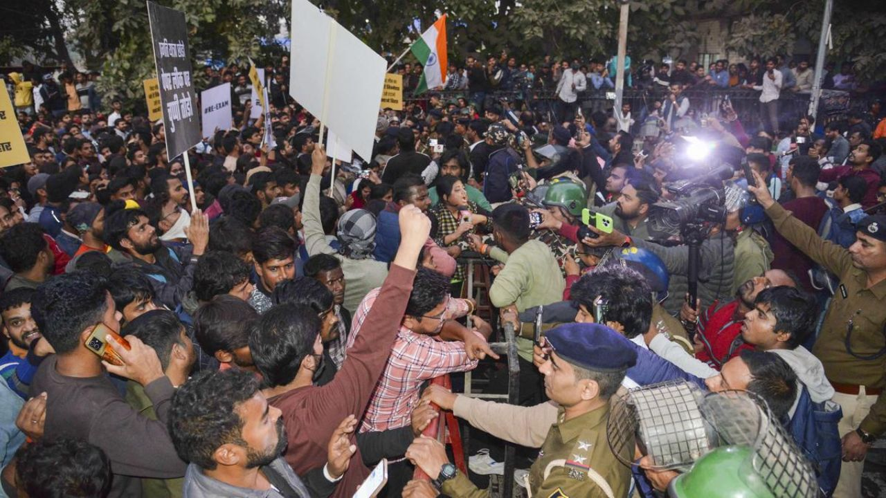 Students protesting in patna । Photo Credit: PTI