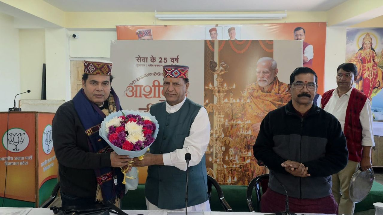 प्रदेश प्रभारी श्रीकांत शर्मा का स्वागत करते प्रदेश भाजपा अध्यक्ष डॉ राजीव बिंदल, Photo Credit-HP BJP