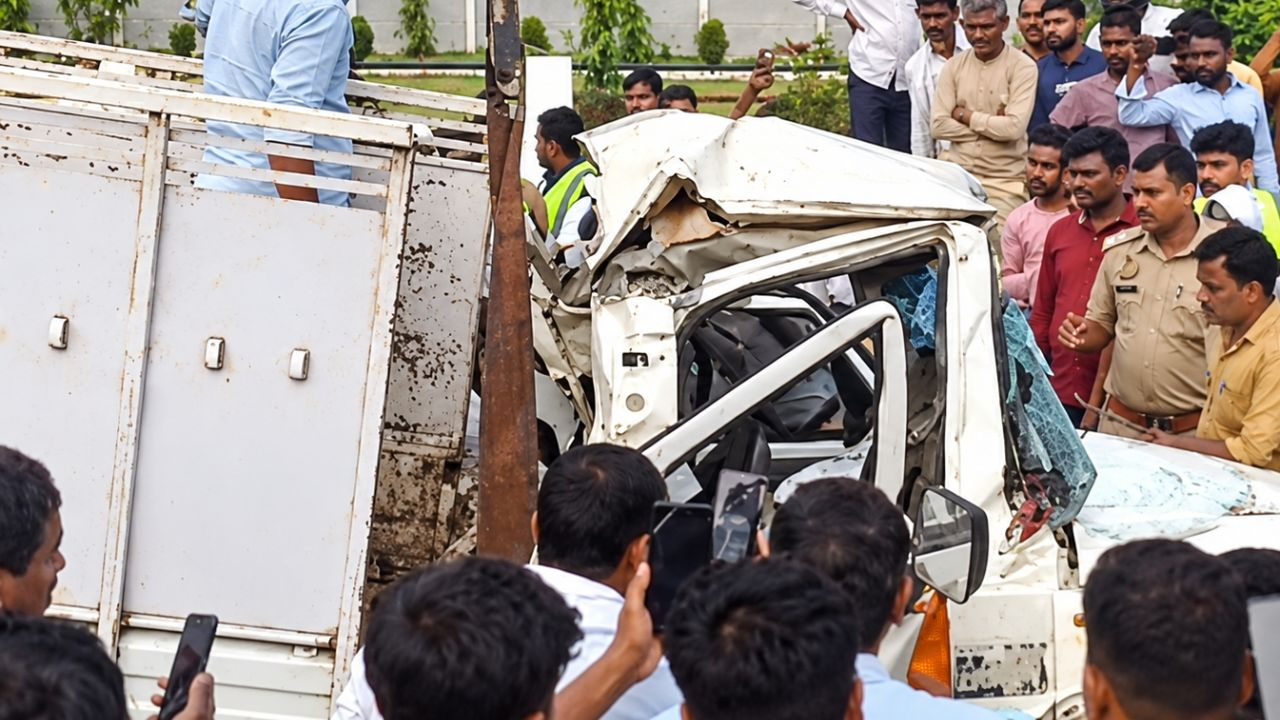 लखनऊ में क्षतिग्रस्त गाड़ी