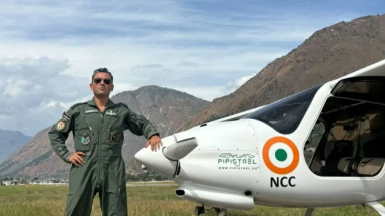 विंग कमांडर कुनाल शर्मा भुंतर एअरपोर्ट पर माइक्रोलाइट एयरक्राफ्ट के साथ, Photo Credit-Khabargaon 