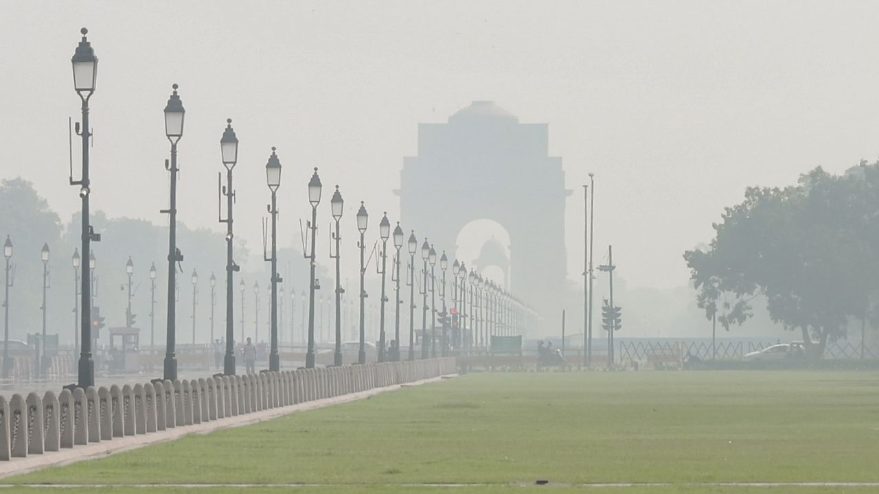 Delhi India Gate दिल्ली के इंडिया गेट पर सुबह का कुहरा