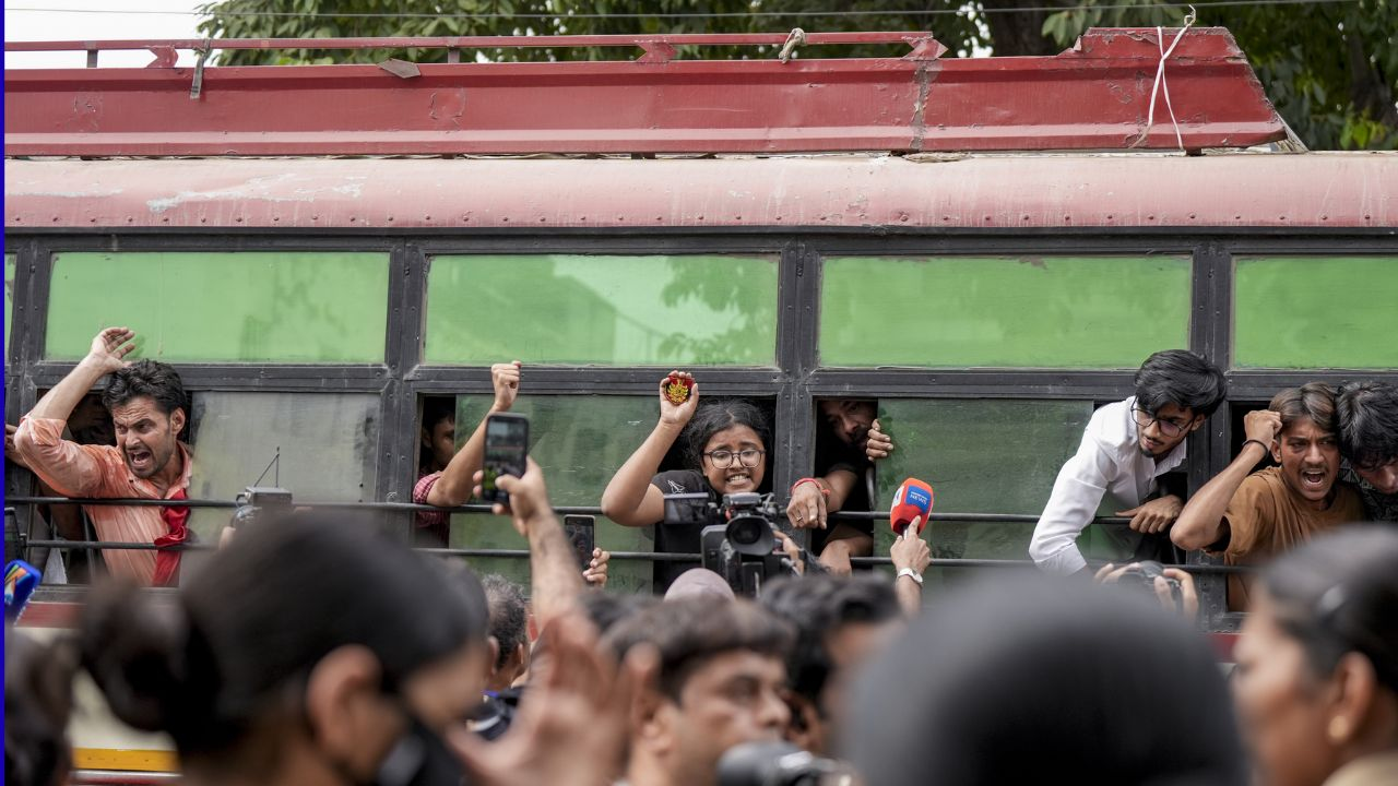 Delhi Protesters detained at Connaught Place सुप्रीम कोर्ट PTI