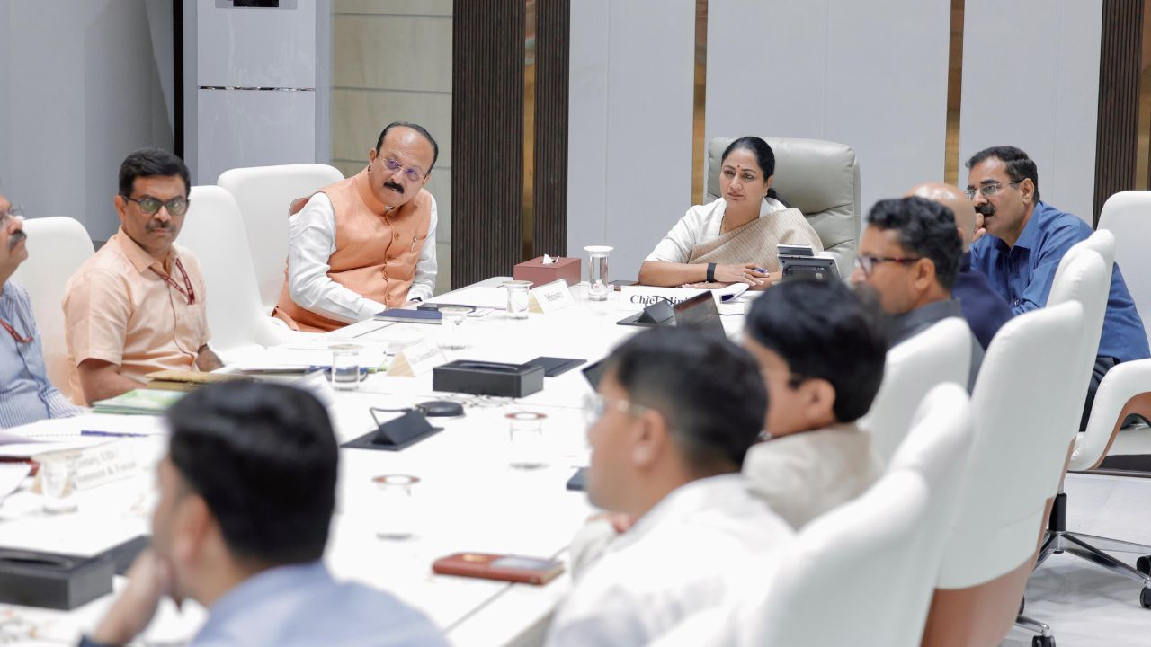 cm rekha gupta in a meeting