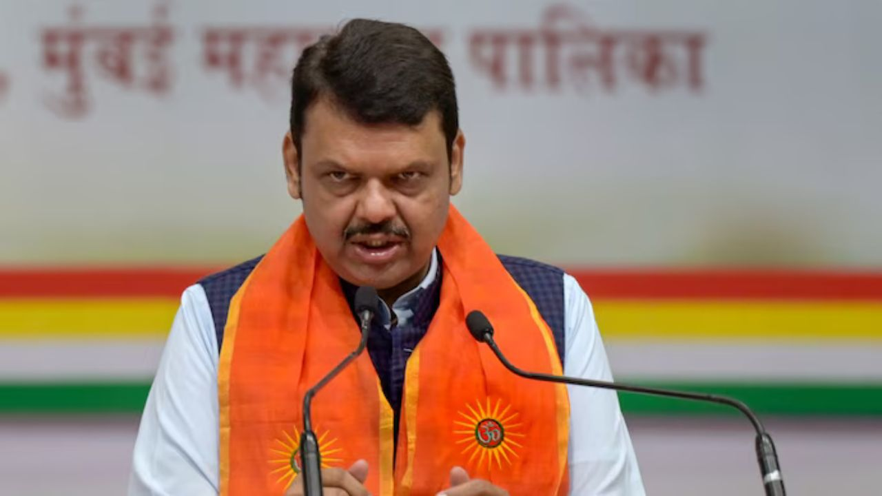 devendra fadanvis cancels school license