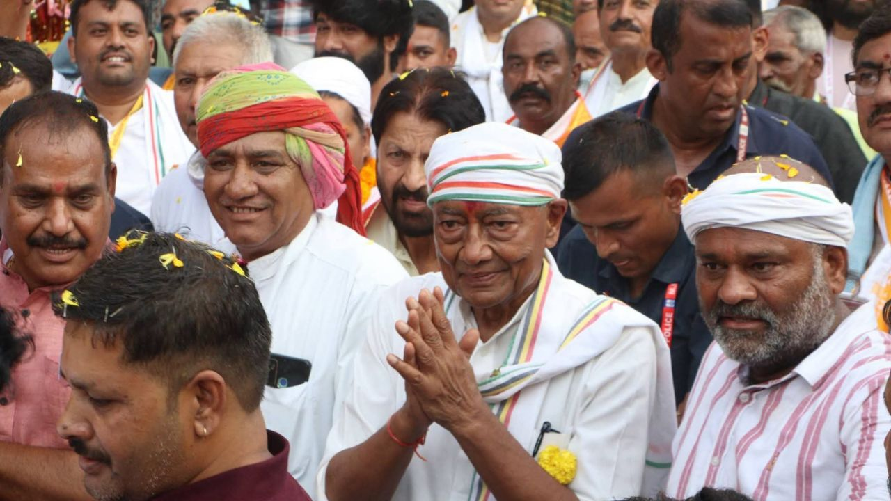 यात्रा के दौरान दिग्विजय सिंह
