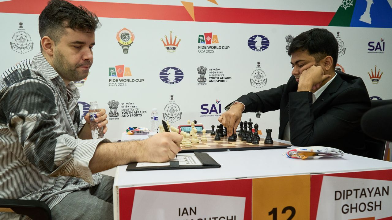 नेपोम्नियाच्ती के साथ खेलते हुए दीप्तायन घोष । Photo Credit: Eteri Kublashvili