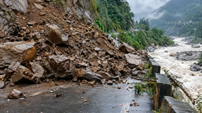 हिमाचल प्रदेश में भूस्खलन से बाधित सड़क, Photo Credit- File Photo
