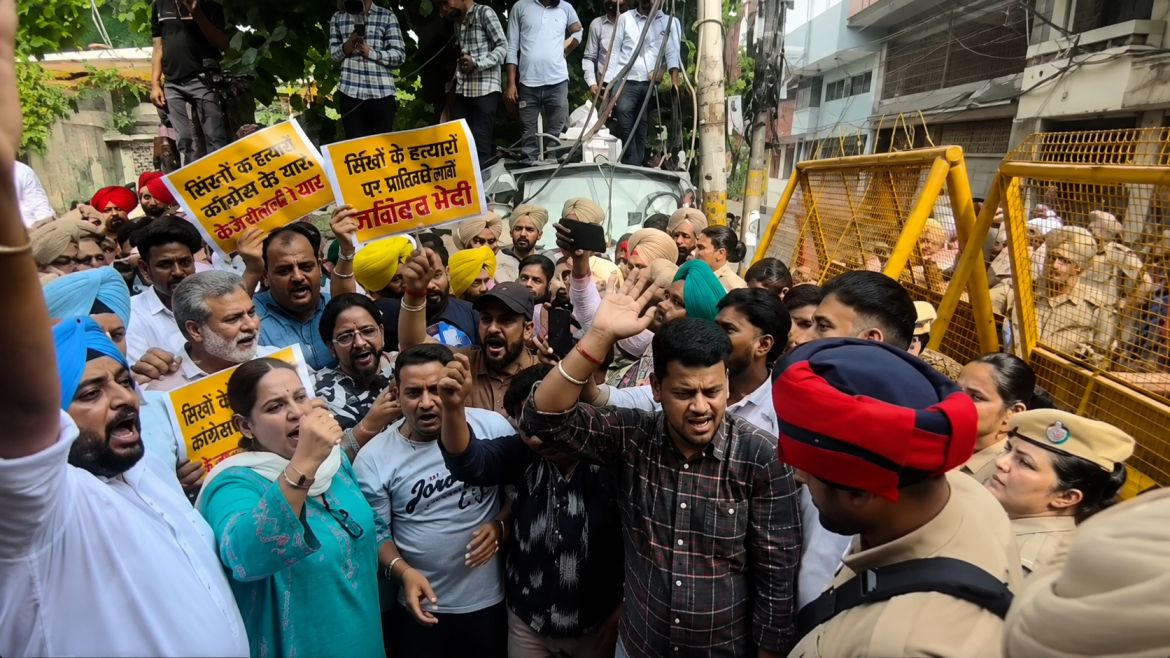 AAP Protest outside Rajya Sabha MP Tarun Chugh House