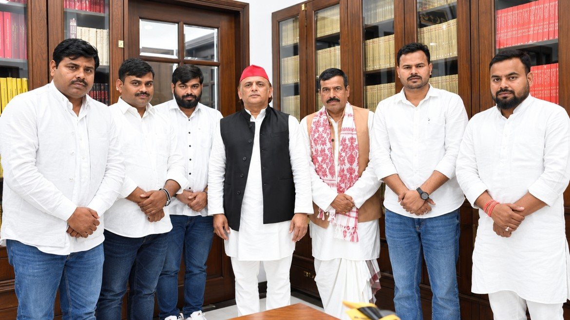 Bhavani Bhikh Shukla with Akhilesh Yadav भवानी भीख शुक्ला