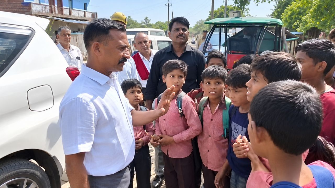 up school students complaint to hamirpur dm