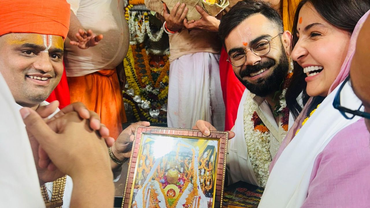 Image of Virat Kohli and Anushka Sharma hanuman Garhi