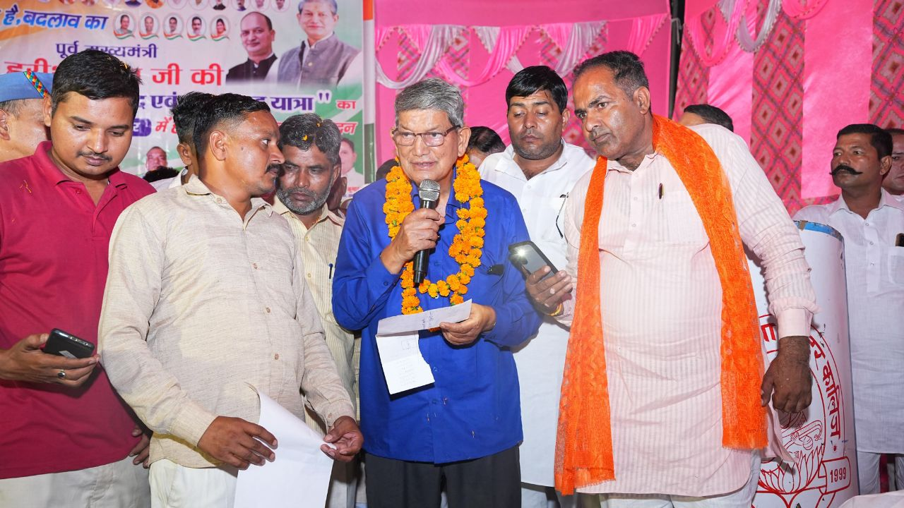 यात्रा के दौरान लोगों से मिलते हरीश रावत