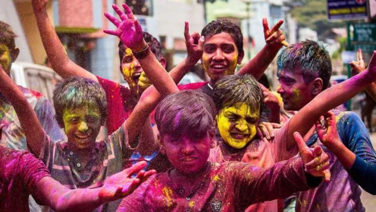 representative image of holi in pratapgarh
