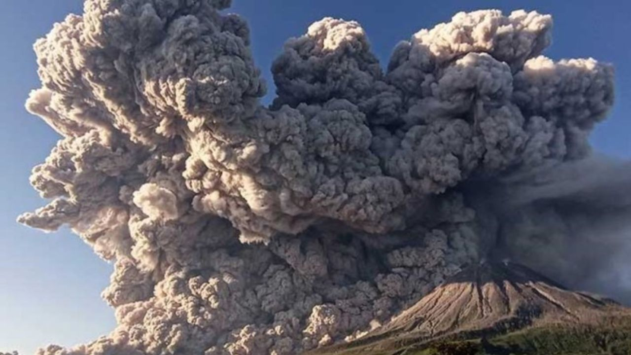 ज्वालामुखी से निकलता धुआं । Photo Credit: Social Media