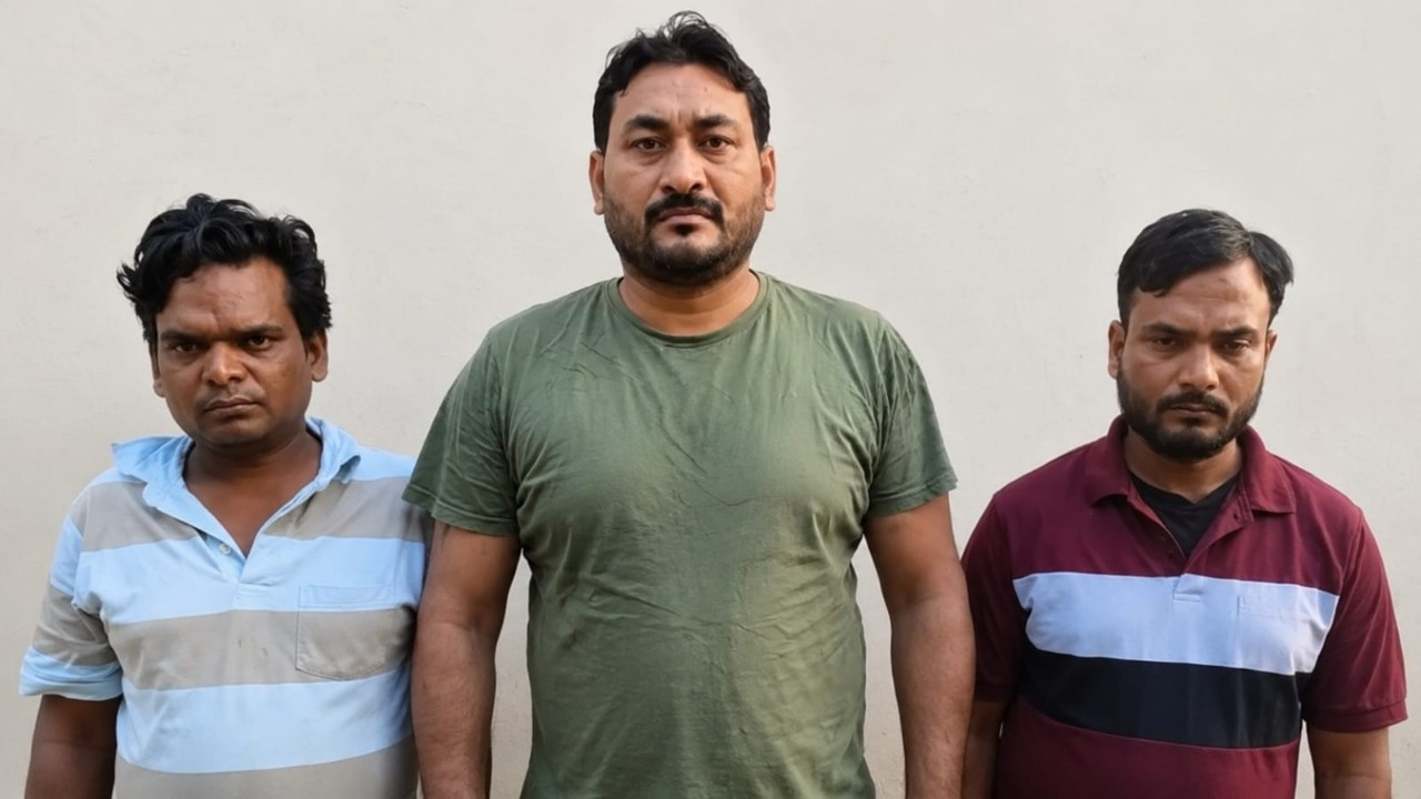  accused are Amit, Ashutosh, and Ankesh.