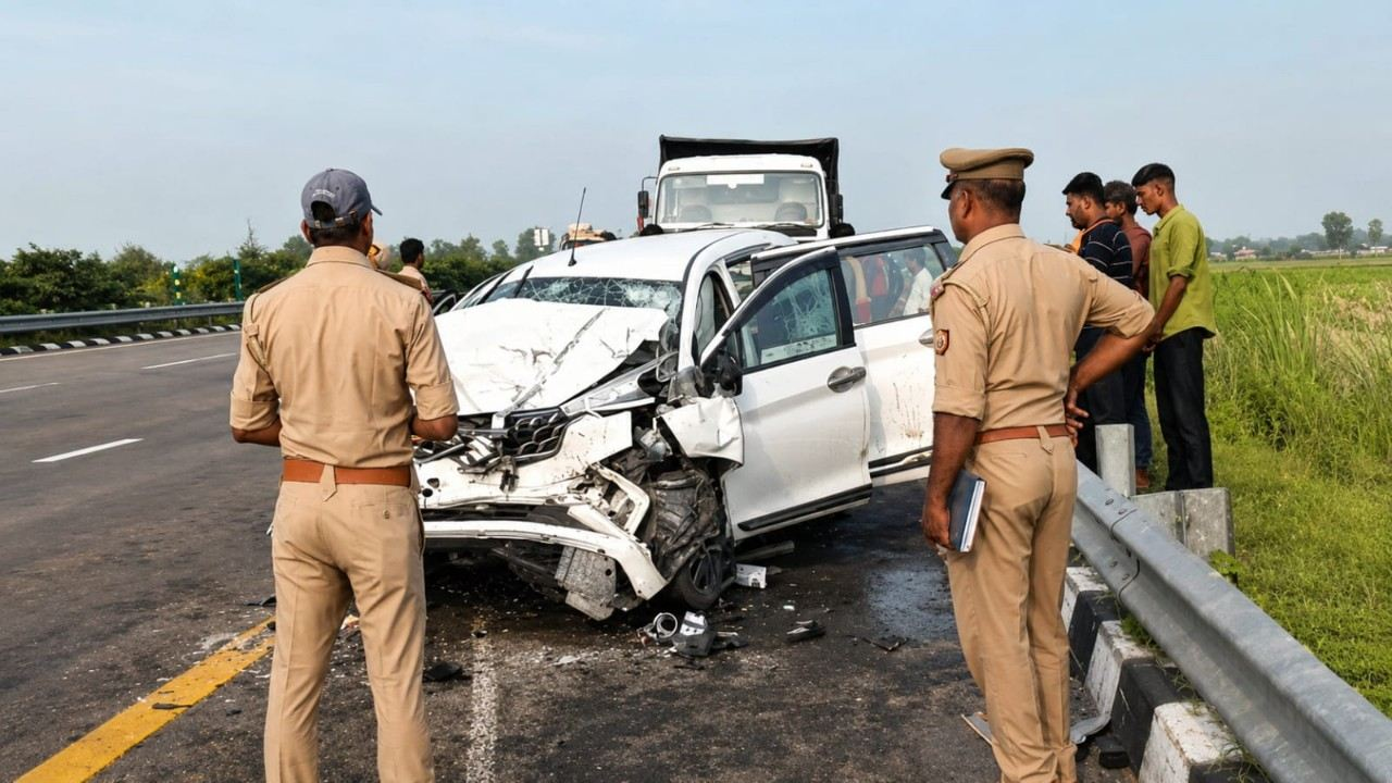 Damaged car and police 