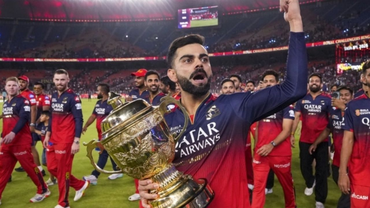 Virat Kohli with the IPL trophy.