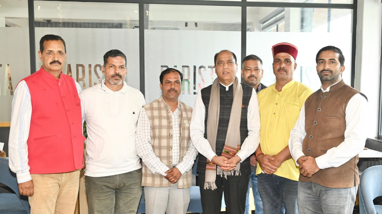 मंडी में कार्यकर्ताओं के साथ जयराम ठाकुर, Photo Credit-HP BJP