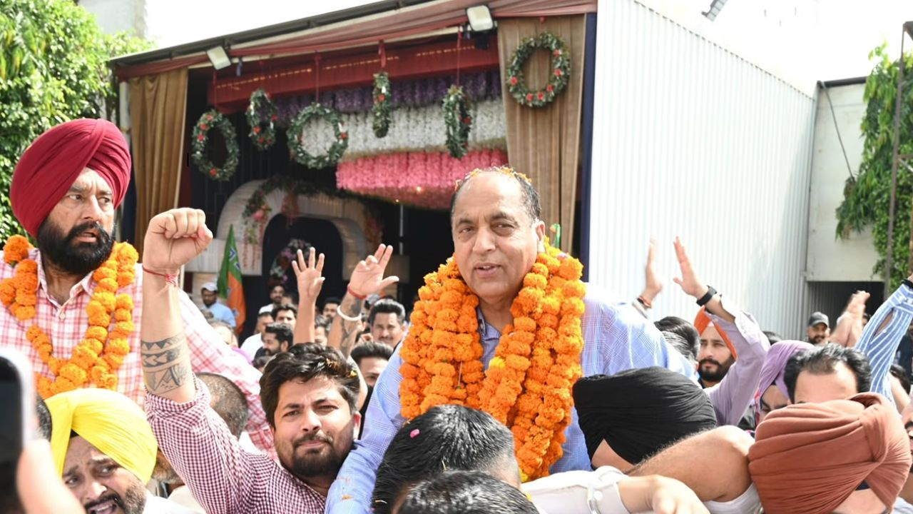 नालागढ़ में जयराम ठाकुर का स्वागत करते कार्यकर्त्ता, Photo Credit-HP BJP