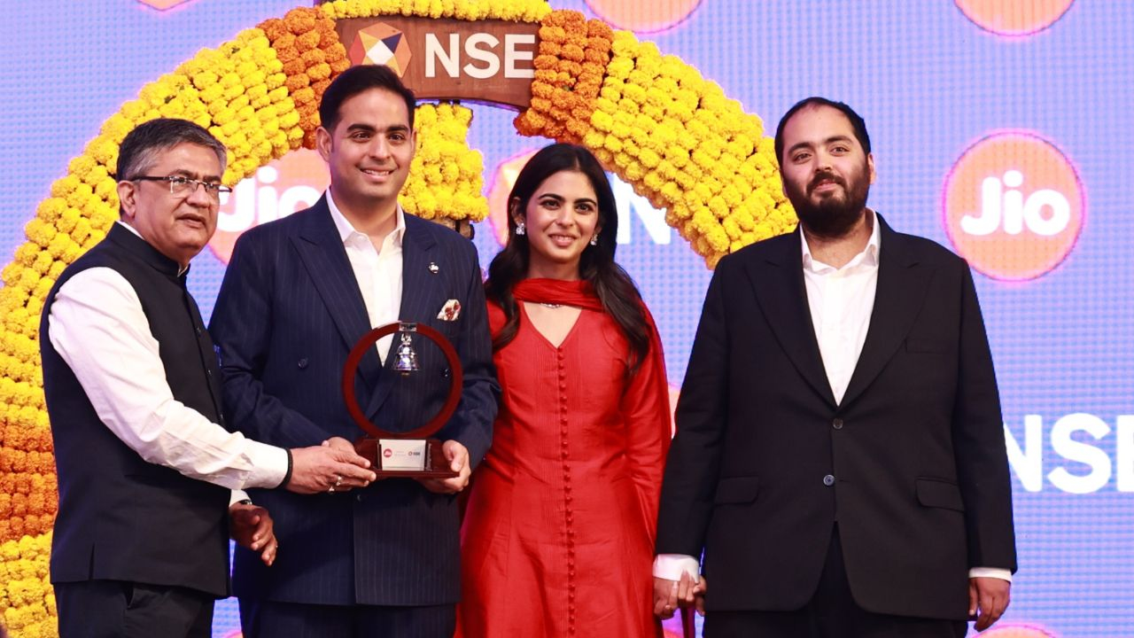 NSE के CEO के साथ आकाश, ईशा और अनंत अंबानी