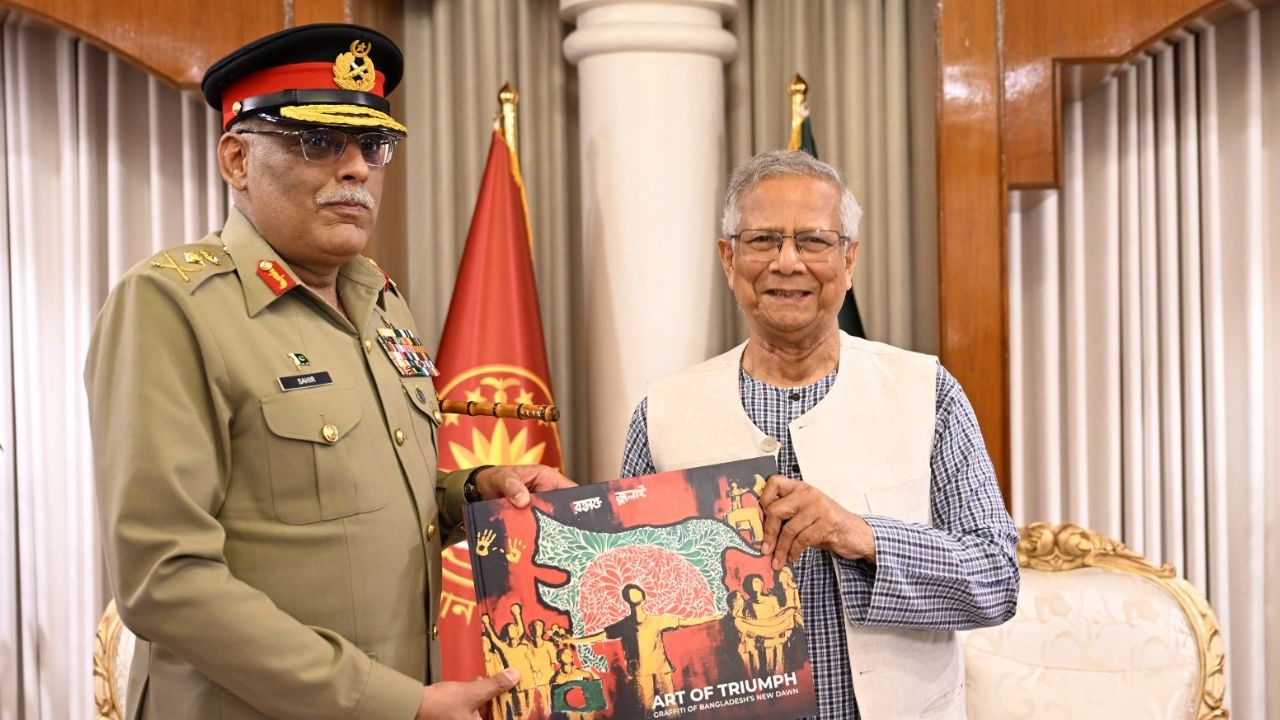 Mohammad Yunus gift to Pakistani General। Photo Credit: X/@ChiefAdviserGoB