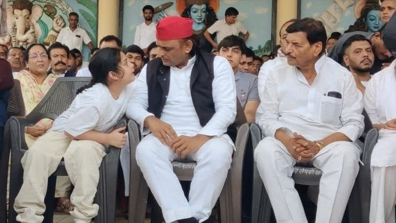 Akhilesh Yadav talking to Prateek's younger daughter