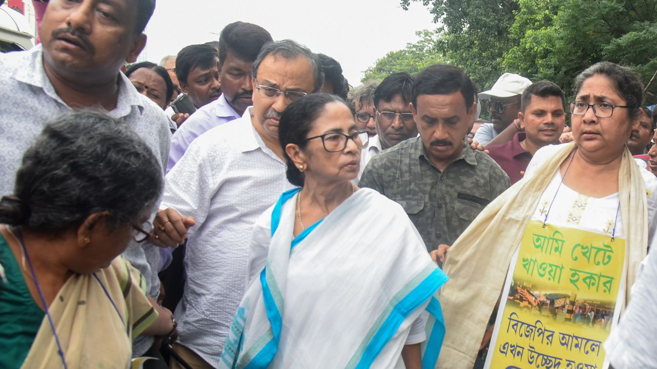 Mamata Banerjee join hawkers protest march in Dharmatala
