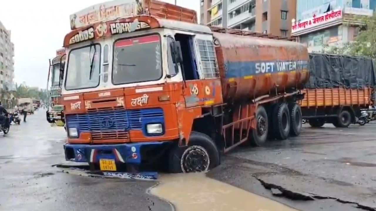 Surat rain truck stuck in road
