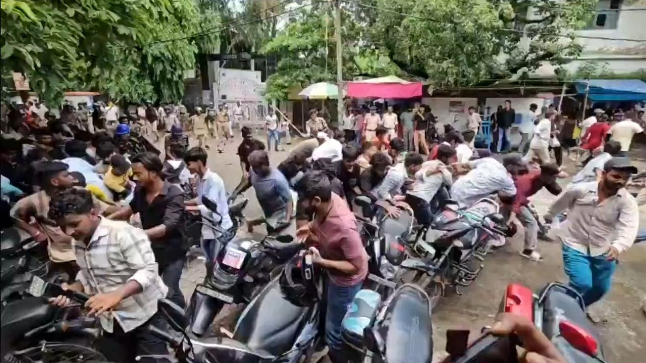 Bihar Katihar police lathi charge