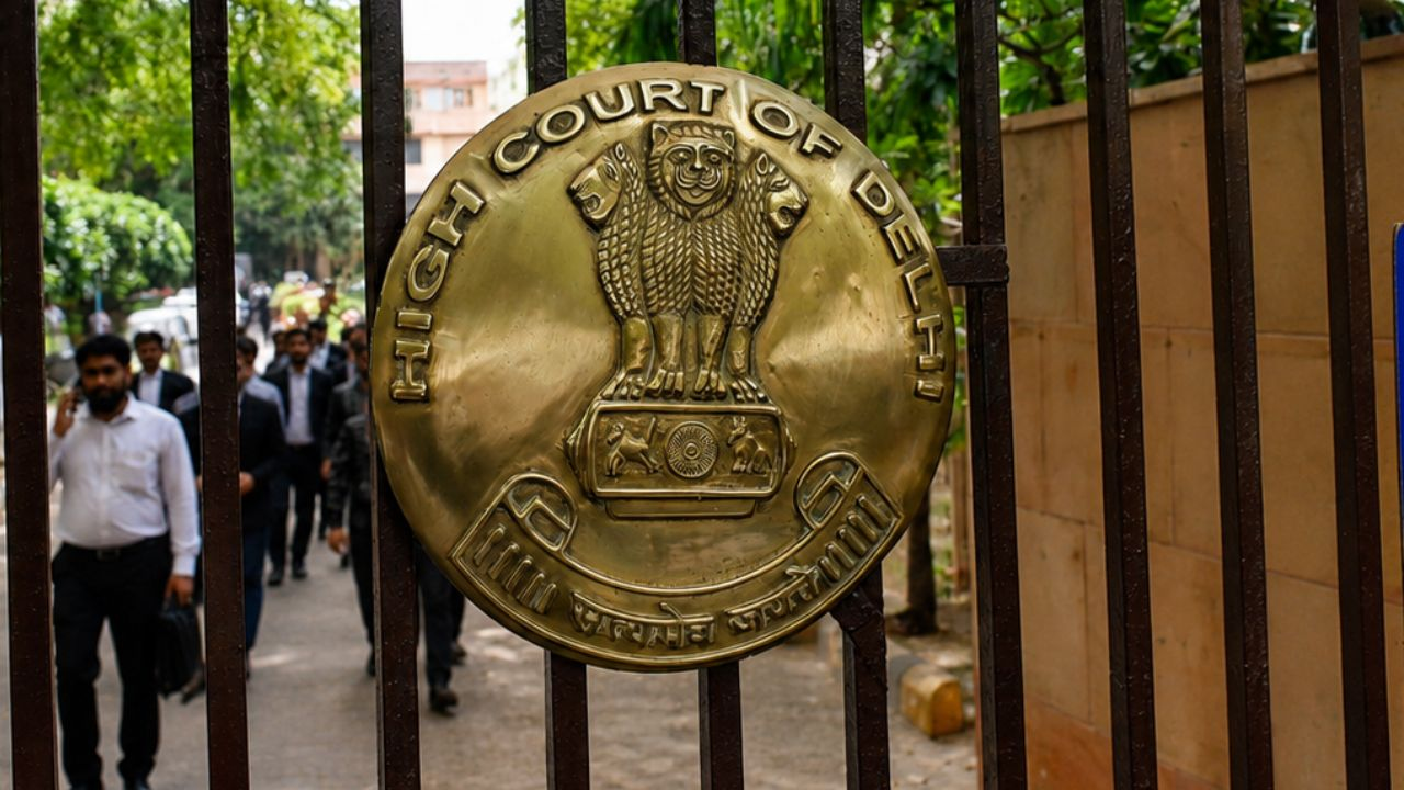 Delhi High Court on man observing on women clothes