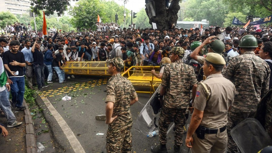 Delhi police answer on SC on police personnel plain clothe in CJP march