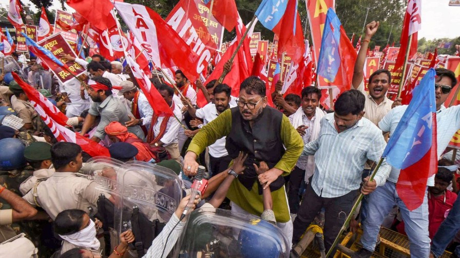 Police scuffle with CPI workers during Lok Bhavan March protest in Patna