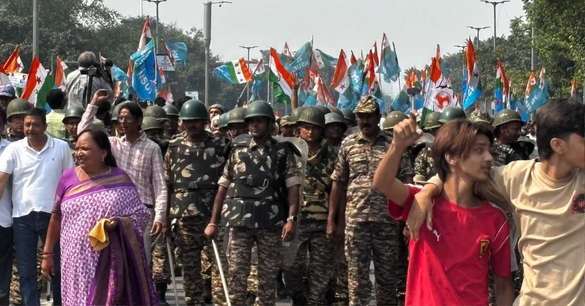 Delhi Police and security forcec with protestors दिल्ली पुलिस