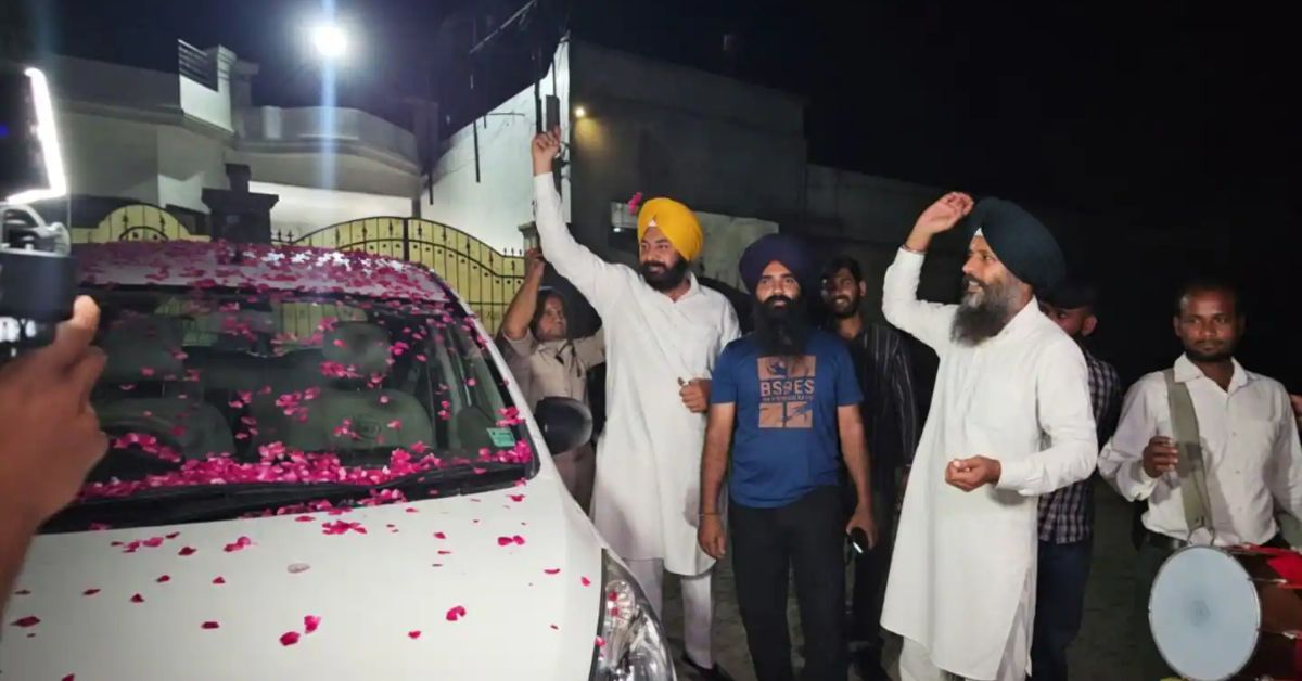 People Showered Flower on CBI Team