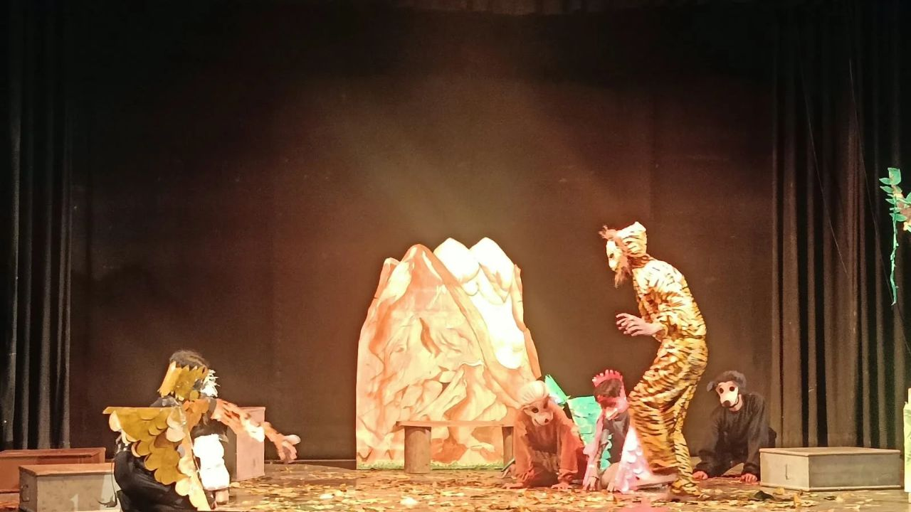 गेयटी थियेटर शिमला में किशन श्रीमान कि कहानी का मंचन करते बाल कलाकार, Pic Credit-KG