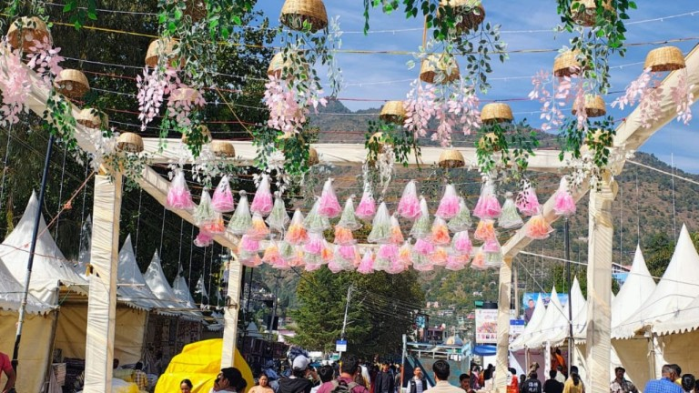 अंतर्राष्ट्रीय दशहरा उत्सव के लिए सजने लगा कुल्लू का ढालपुर मैदान, Photo Credit-Khabargaon 