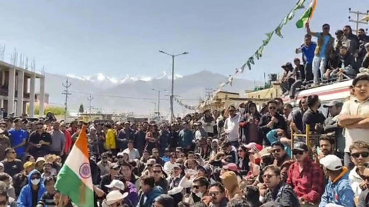 leh violence gathehring । Photo Credit: PTI