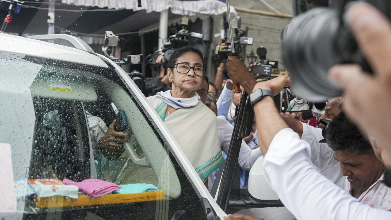 mamata banerjee visiting polling booths