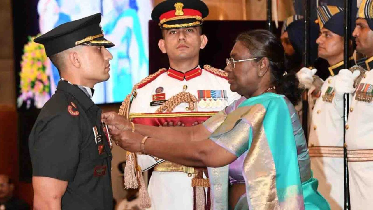 award winner getting award from president of india