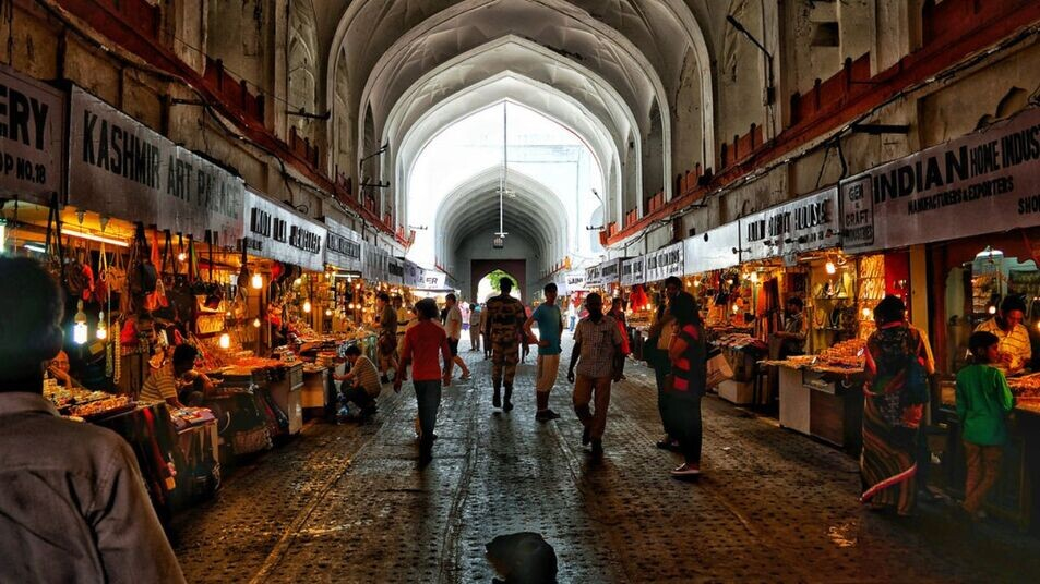 Explore the delhi's oldest meena bazar 