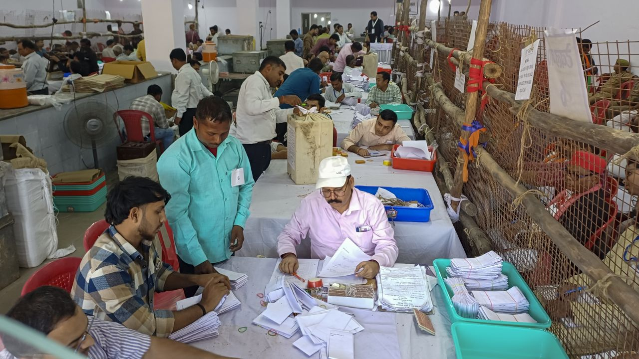 मतगणना केंद्र पर वोटों की गिनती करते कर्मचारी