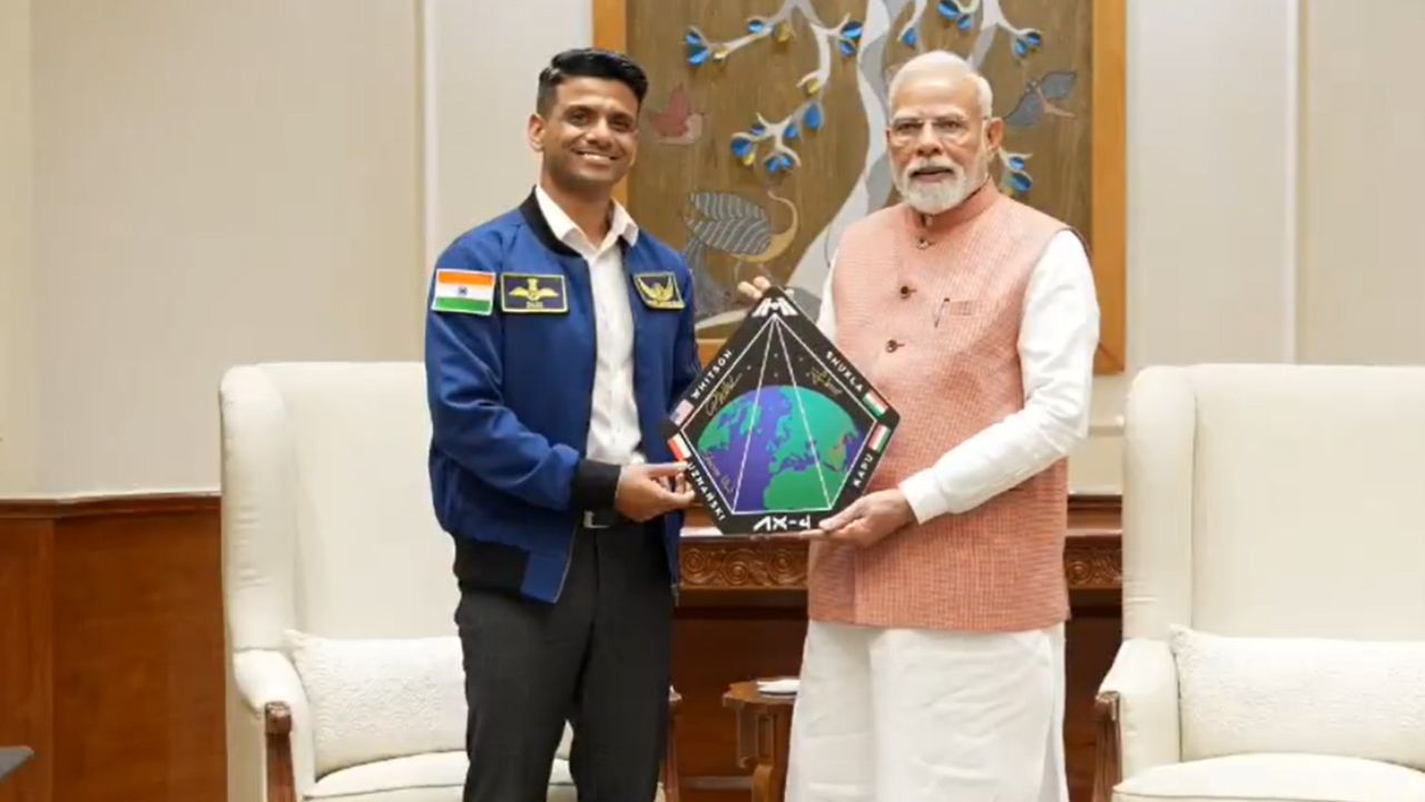 Modi meets shubhanshu shukla