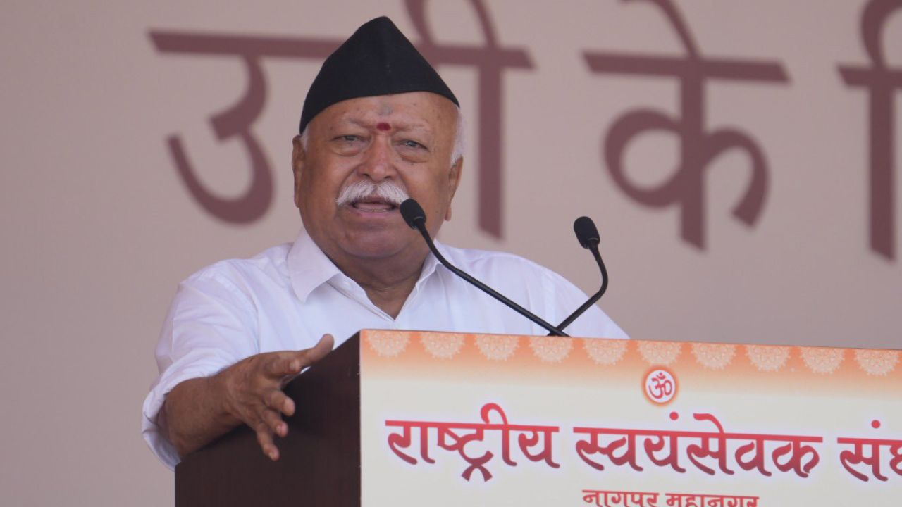 नागपुर विजय दशमी कार्यक्रम में सभा को संबोधित करते मोहन भागवत। Photo Credit: PTI